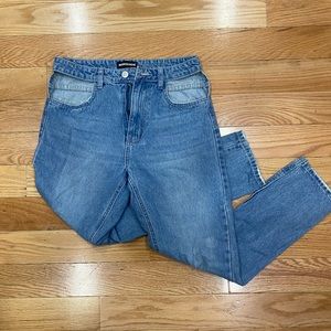 Front pocket cut out,high waisted,light wash jeans